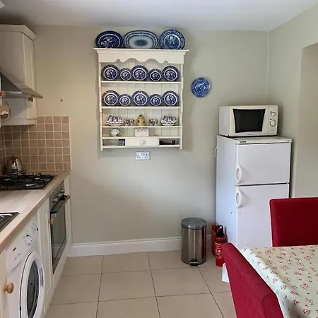 בית נופש Butler's Cottage, *